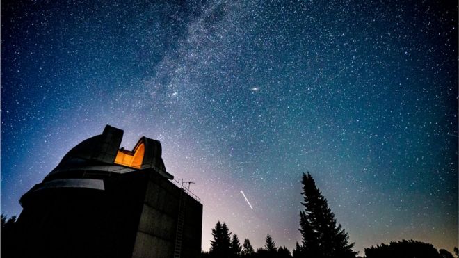 Observatorio en una noche estrellada