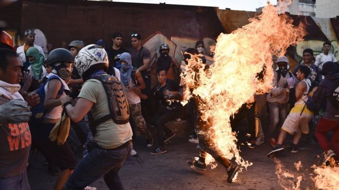 Орландо Хосе Фигуера виден охваченным огнем в Каракасе 20 мая 2017 года