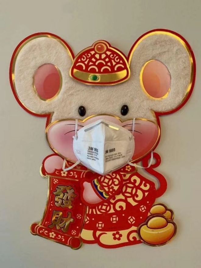 Изображение декоративной наклейки весеннего фестиваля с крысой в маске.