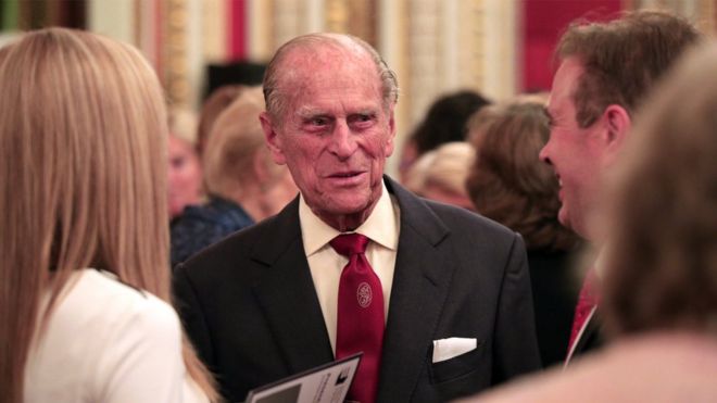 Принц Филипп, герцог Эдинбургский, беседует с гостями во время приема на премию королевы Елизаветы за разработку в Тронном зале в Букингемском дворце 26 октября 2015 года в Лондоне, Англия.