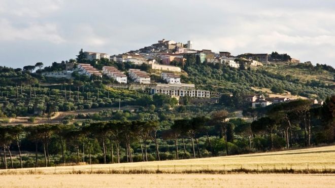 Картина, показывающая крошечный город Кандела, в Апулии, Италия