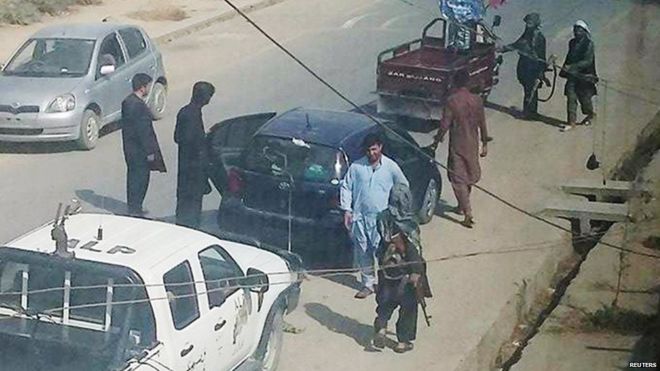 Бойцы талибов патрулируют улицы Кундуза