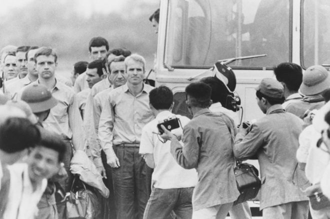 John McCain e outros americanos saindo do campo para prisioneiros de guerra em que foi mantido por mais de cinco anos do Vietnã