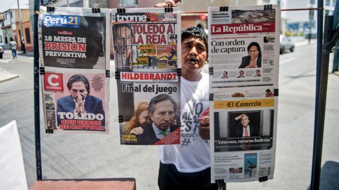 Газеты с портретом бывшего президента Перу (2001-2006 гг.) Алехандро Толедо на первых полосах выставлены на продажу в Лиме 10 февраля
