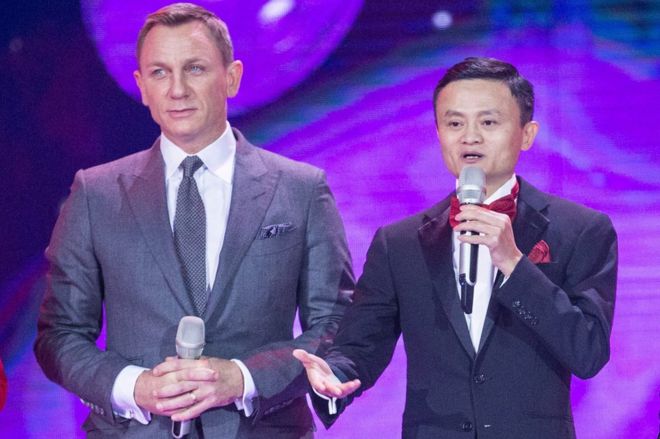 На снимке, представленном 11 ноября 2015 года, изображены Джек Ма, председатель Alibaba Group (R), и герой Джеймса Бонда, британский актер Дэниел Крейг (слева), на телевизионном гала-концерте, посвященном празднованию шоппинга Tmall в Пекине, Китай, 10 ноября 2015 года.