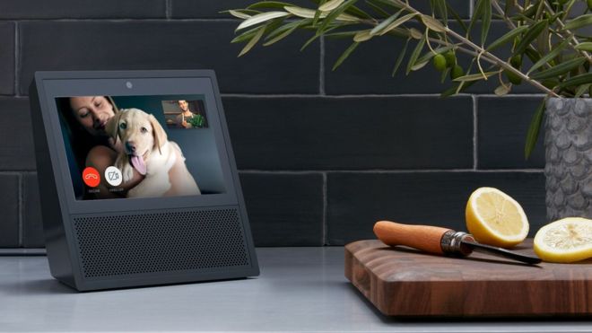 Устройство Amazon Echo Show на кухонной столешнице