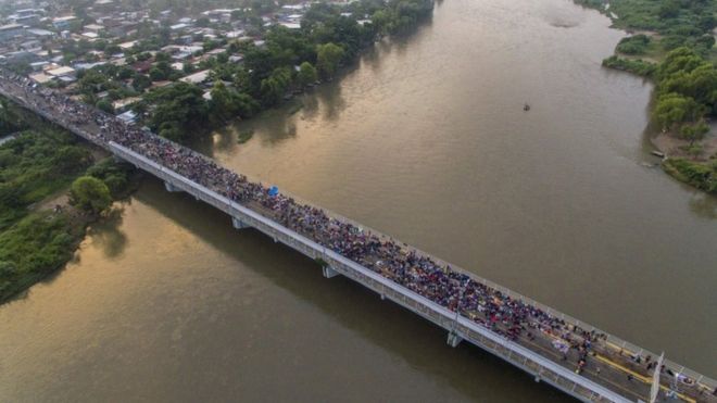 Вид с воздуха на караван мигрантов на пограничном мосту Гватемала-Мексика