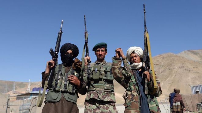 Militantes talibanes posan con un soldado afgano durante un alto el fuego de tres días en junio.
