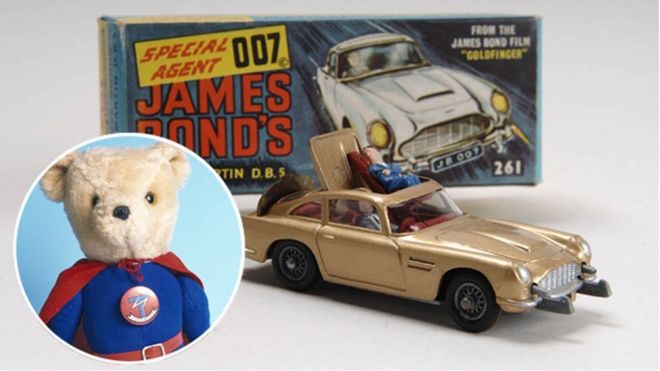 Игрушка SuperTed (вставка) и знаменитый автомобиль Corgi James Bond DB5