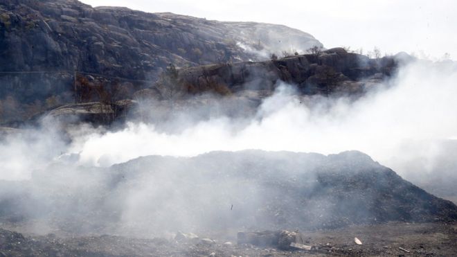 Дым виден на поврежденной лесной территории после пожара в Сокндале, Норвегия, 24 апреля 2019 года.