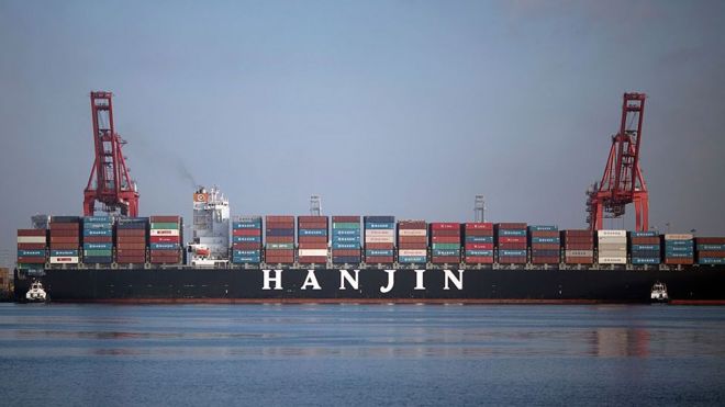 Буксиры толкают контейнеровоз Hanjin Greece в порт для выгрузки в порту Лонг-Бич, Калифорния