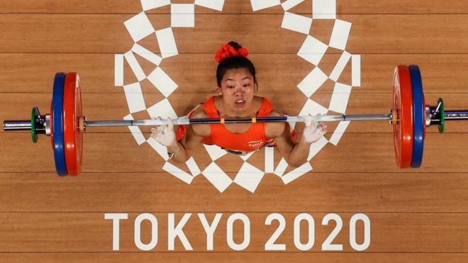 Filipino weightlifter Hidilyn Diaz in action at the Tokyo Olympics