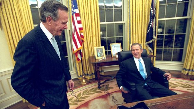 Президент Джордж Буш впервые за день вступления сидит в своем кабинете 20 января 2001 года в Овальном кабинете.