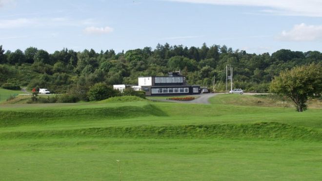 Гольф-клуб Llanymynech имеет 15 лунок в Уэльсе и три в Англии