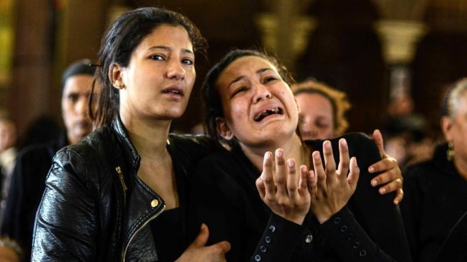 Женщины-скорбящие реагируют на похороны коптов, которые умерли днем ??ранее в результате взрыва бомбы в Александрии, монастырь святой Мины за пределами Александрии, 10 апреля