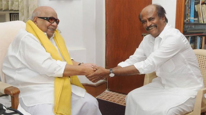 Карунанидхи (слева) с тамильской кинозвездой, ставшей политиком Раджиникантом