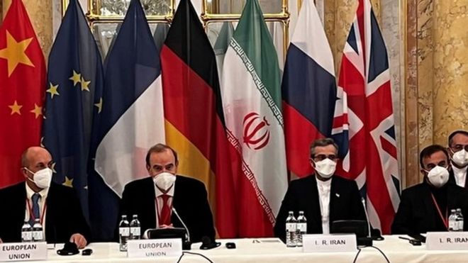 أعضاء بوفدي إيران والاتحاد الأوروبي في المفاوضات