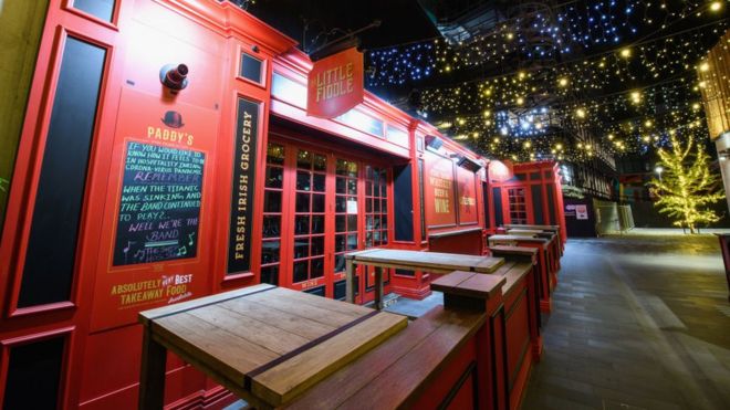 Пустые пабы и бары видны на Террасе, одном из самых популярных мест для общения в Крайстчерче