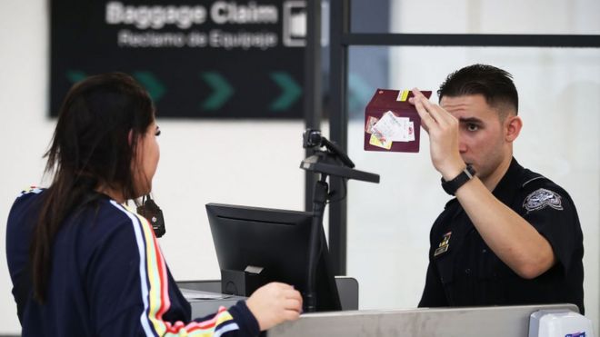 Una mujer en un punto de control de extranjería en un aeropuerto de Estados Unidos.