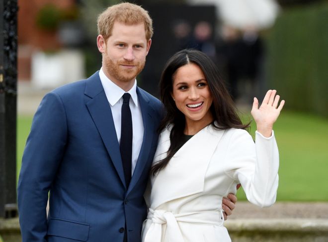 Принц Гарри позирует с Меган Маркл во время фотоколла после объявления о помолвке в Затонувшем саду в Кенсингтонском дворце в Лондоне, Великобритания, 27 ноября.
