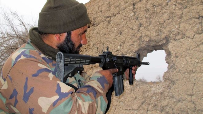 Сотрудник афганских сил безопасности занимает позицию во время операции против боевиков движения «Талибан» в районе Над Али в провинции Гильменд, Афганистан, 26 декабря 2015 года