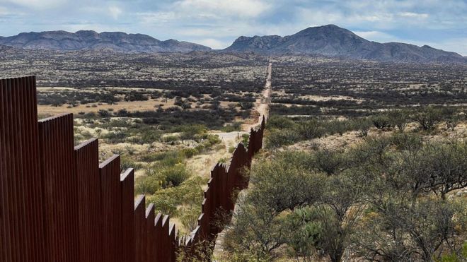 Забор, который уже установлен вдоль большей части американо-мексиканской границы