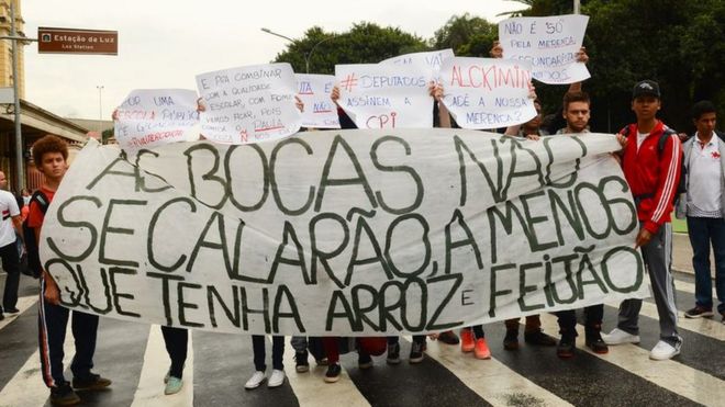 Estudantes secundaristas protestam contra a falta de merenda e as denúncias de corrupção na alimentação escolar em São Paulo