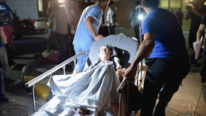 Paramédicos trasladan a una anciana herida en el atentado de Estambul el 28 de junio de 2016.