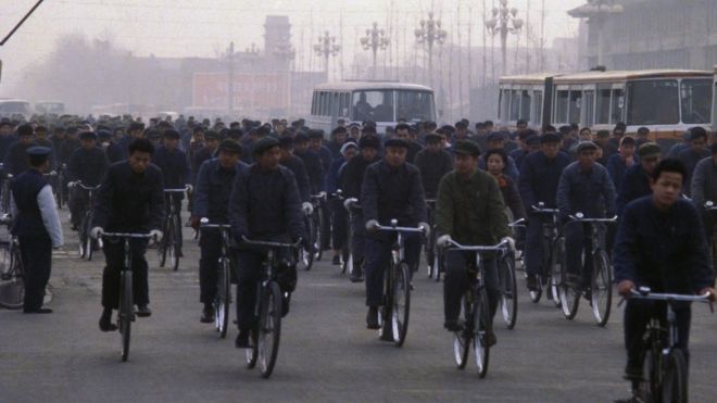 Бициклисти у Авенија Ченг'ан у Пекингу, март 1978.