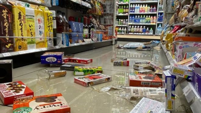 Productos caídos en un supermercado