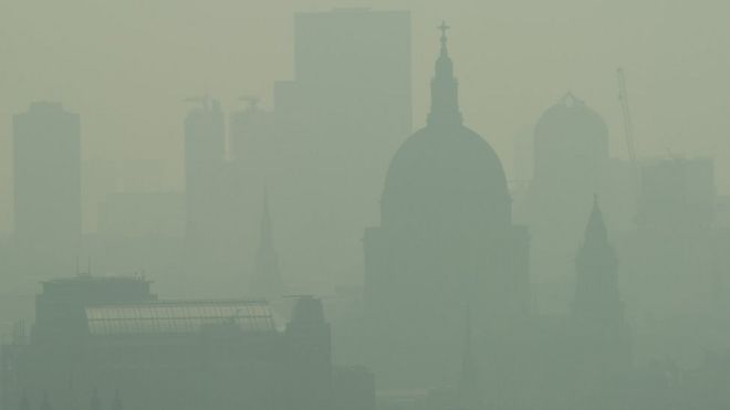 Туман и загрязнение нависают над горизонтом Лондона