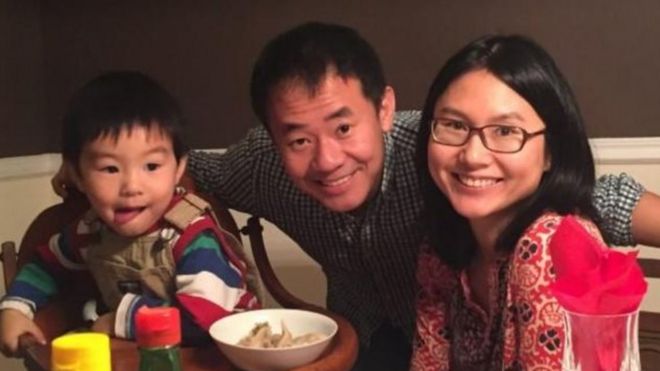 Сиюэ Ван (в центре) с женой и сыном