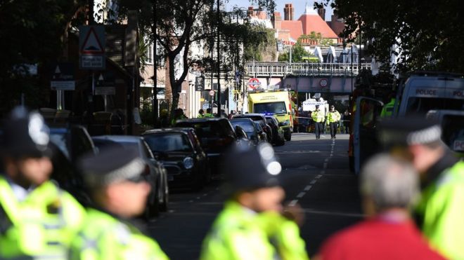 Аварийные службы видны возле полицейского оцепления на станции метро Parsons Green 15 сентября 2017 года в Лондоне, Англия. Аварийные службы расследуют сообщения о взрыве на станции метро Западного Лондона. (