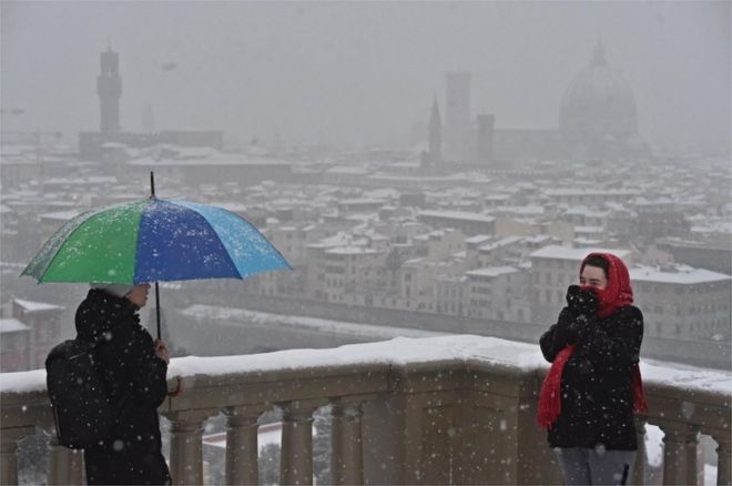 Вид снега, падающего на Флоренцию, Италия, 1 марта 2018 года