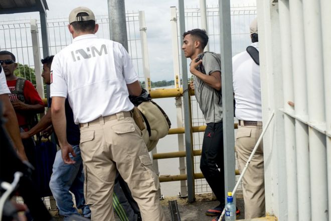 Мигрант въезжает в Мексику на границе с Гватемалой.