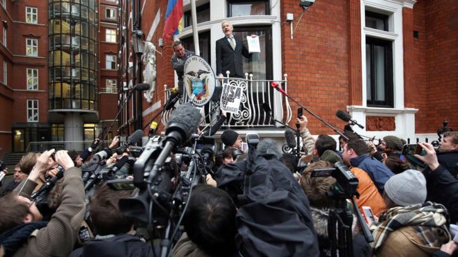 Джулиан Ассанж обращается к толпе возле посольства Эквадора