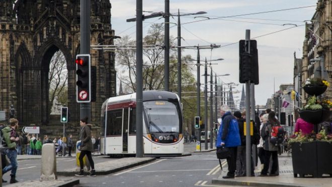 Трамвай, проезжающий памятник Скотту в Эдинбурге