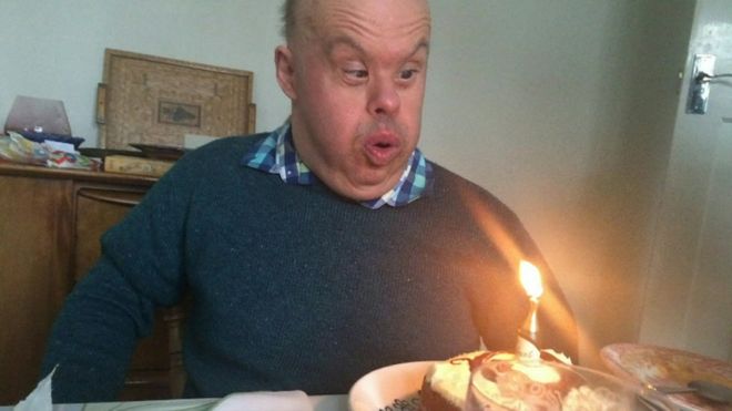 Джузеппе Улери задувает свечу на торте
