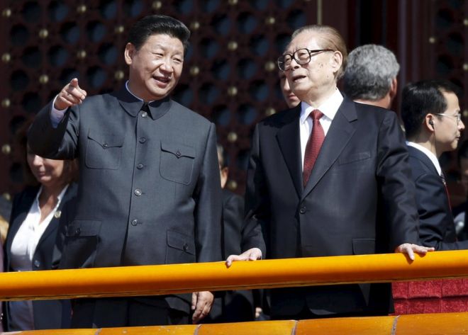 Президент Китая Си Цзиньпин (слева) беседует с бывшим президентом Цзян Цзэминем у ворот Тяньаньмэнь в начале военного парада, посвященного 70-й годовщине окончания Второй мировой войны, в Пекине, Китай, 3 сентября 2015 года