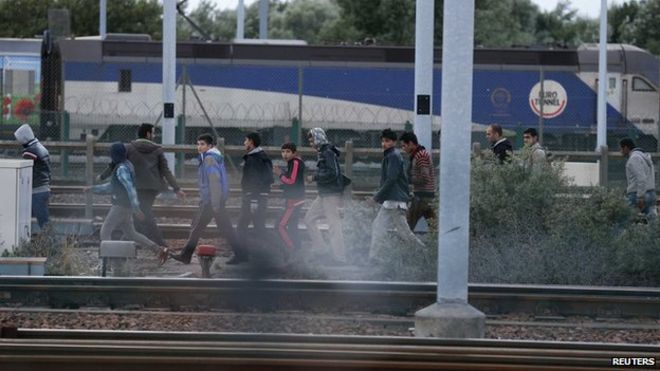 Мигранты на железнодорожных путях 29 июля 2015 года