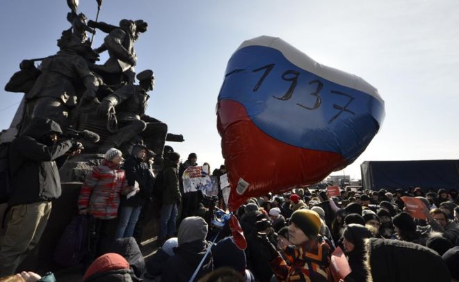 Сторонники Алексея Навального принимают участие в митинге за бойкот президентских выборов 18 марта в дальневосточном городе Владивосток, Россия, 28 января 2018 года