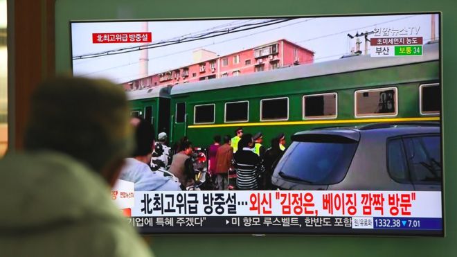 Hình ảnh đoàn tàu được đồn đoán là chở ông Kim Jong-un tới Bắc Kinh được phát trên truyền hình Hàn Quốc hôm 27/3/2018.