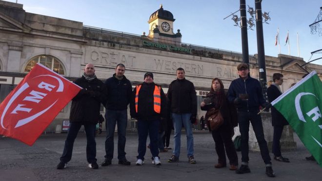 Протестующие возле здания Центрального вокзала Кардиффа