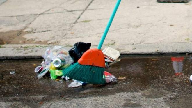 Nigerian man wey dey clean streets for free for Italy escape fine