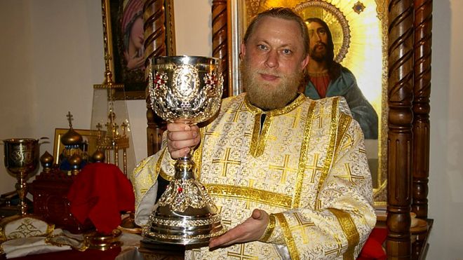 Oleksiy Tsymbaliuk vestido de sacerdote