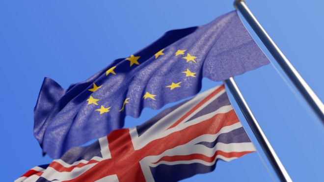 ЕС и британский флаг