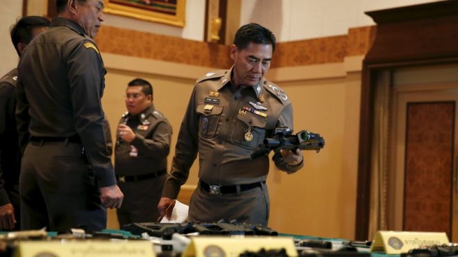 Начальник национальной полиции Чактип Чайджинда осматривает предполагаемые доказательства на пресс-конференции в Бангкоке