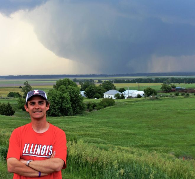 Доктор Джеффри Фрейм перед торнадо в Канзасе в мае 2016 года
