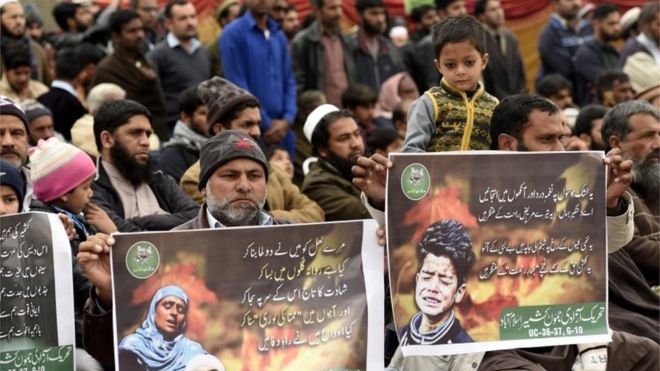Люди слушают выступающего во время акции протеста, чтобы выразить солидарность с кашмирцами, живущими в индийской части, в День солидарности Кашмира, в Исламабаде, Пакистан, 5 февраля 2019 года.