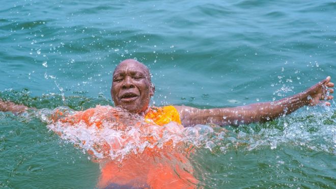 Спасатель Стивен Боболи плавает в Лагосе, Нигерия